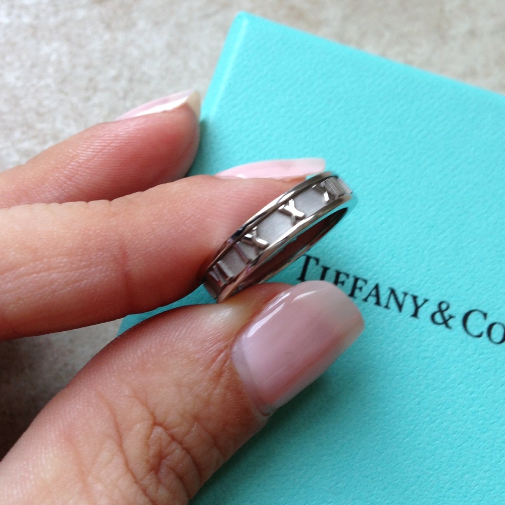 Tiffany & Co. 18 K & Diamond Atlas Ring Size 5.5 - Picture 4 of 4
